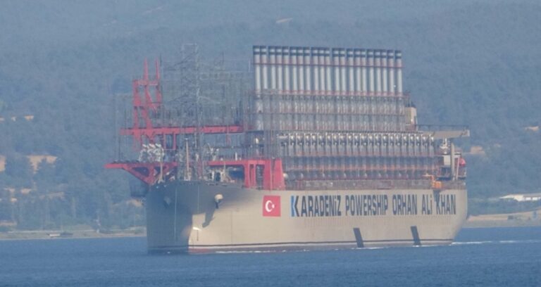 dunyanin-en-buyuk-enerji-gemisi-canakkale-bogazindan-gecti-48GItdUA.jpg